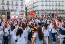 Madrid se moviliza el Día del Trabajador: análisis de las reivindicaciones laborales actuales A large group of people walking down a street