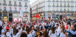 Madrid se moviliza el Día del Trabajador: análisis de las reivindicaciones laborales actuales A large group of people walking down a street