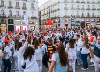 Madrid se moviliza el Día del Trabajador: análisis de las reivindicaciones laborales actuales A large group of people walking down a street
