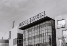 El resurgir de Isco en el Betis: cuando la calidad marca la diferencia en el momento crucial a black and white photo of a building with a sign on top