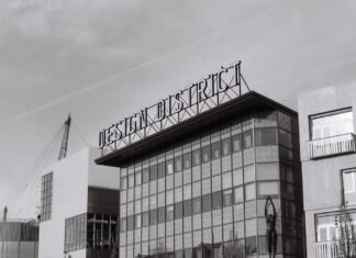 El resurgir de Isco en el Betis: cuando la calidad marca la diferencia en el momento crucial a black and white photo of a building with a sign on top