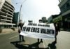 Tensión entre Gobierno central y Xunta de Galicia por la siniestralidad laboral: Díaz exige responsabilidades 2 women holding white and black banner