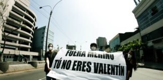 Tensión entre Gobierno central y Xunta de Galicia por la siniestralidad laboral: Díaz exige responsabilidades 2 women holding white and black banner