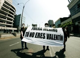Tensión entre Gobierno central y Xunta de Galicia por la siniestralidad laboral: Díaz exige responsabilidades 2 women holding white and black banner