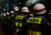Crisis política en Náquera: cuando los escándalos personales sacuden la gestión municipal policemen near building