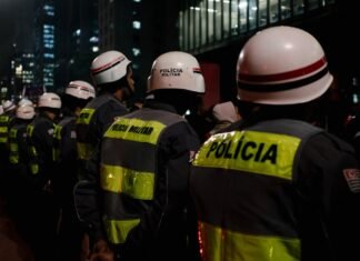 Crisis política en Náquera: cuando los escándalos personales sacuden la gestión municipal policemen near building