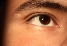 El auge tecnológico impulsa la creación masiva de empleo especializado en Andalucía a close up of a person's brown eye