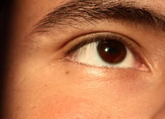El auge tecnológico impulsa la creación masiva de empleo especializado en Andalucía a close up of a person's brown eye