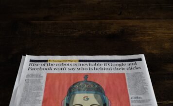 Metro de Sevilla: La expansión hacia el Área Metropolitana marca el futuro del transporte público a newspaper with a picture of a woman on it