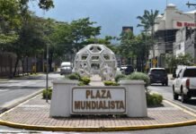 La controversia municipal: cuando los ayuntamientos desafían las normativas fiscales estatales a large white sculpture in a city