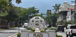 La controversia municipal: cuando los ayuntamientos desafían las normativas fiscales estatales a large white sculpture in a city