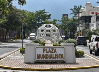 La controversia municipal: cuando los ayuntamientos desafían las normativas fiscales estatales a large white sculpture in a city