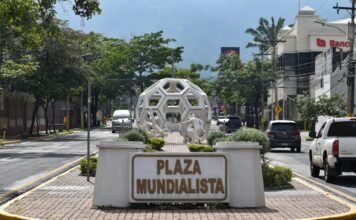 La controversia municipal: cuando los ayuntamientos desafían las normativas fiscales estatales a large white sculpture in a city