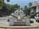 La controversia municipal: cuando los ayuntamientos desafían las normativas fiscales estatales a large white sculpture in a city