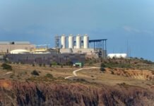 La industria nuclear española enfrenta una paradoja: oportunidades crecientes con talento menguante green truck running near plantation building