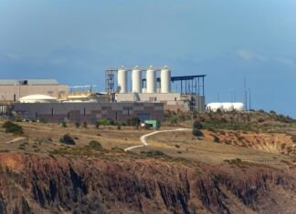 La industria nuclear española enfrenta una paradoja: oportunidades crecientes con talento menguante green truck running near plantation building