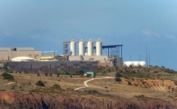 La industria nuclear española enfrenta una paradoja: oportunidades crecientes con talento menguante green truck running near plantation building