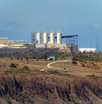 La industria nuclear española enfrenta una paradoja: oportunidades crecientes con talento menguante green truck running near plantation building