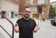 La filosofía del éxito: Cómo Luis de la Fuente transformó el fútbol español con valores y trabajo colectivo Man with glasses and beard gesturing outdoors