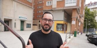 La filosofía del éxito: Cómo Luis de la Fuente transformó el fútbol español con valores y trabajo colectivo Man with glasses and beard gesturing outdoors