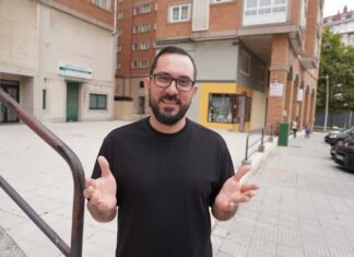 La filosofía del éxito: Cómo Luis de la Fuente transformó el fútbol español con valores y trabajo colectivo Man with glasses and beard gesturing outdoors
