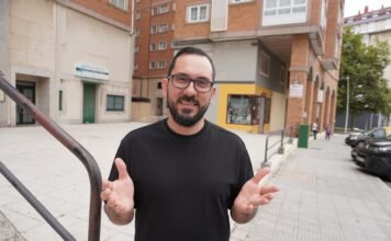 La filosofía del éxito: Cómo Luis de la Fuente transformó el fútbol español con valores y trabajo colectivo Man with glasses and beard gesturing outdoors