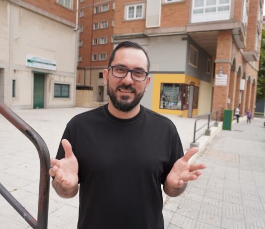La filosofía del éxito: Cómo Luis de la Fuente transformó el fútbol español con valores y trabajo colectivo Man with glasses and beard gesturing outdoors