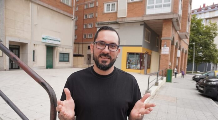 La filosofía del éxito: Cómo Luis de la Fuente transformó el fútbol español con valores y trabajo colectivo Man with glasses and beard gesturing outdoors