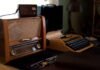 La revolución retro: cómo los radiocasetes modernos conquistan una nueva generación de melómanos a radio and a radio on a table