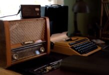 La revolución retro: cómo los radiocasetes modernos conquistan una nueva generación de melómanos a radio and a radio on a table