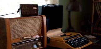 La revolución retro: cómo los radiocasetes modernos conquistan una nueva generación de melómanos a radio and a radio on a table