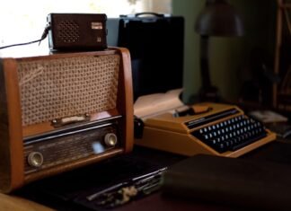 La revolución retro: cómo los radiocasetes modernos conquistan una nueva generación de melómanos a radio and a radio on a table