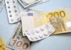La trampa fiscal de la inflación: cuando reducir impuestos no soluciona el problema de fondo a bunch of pills sitting on top of a pile of money