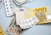 La trampa fiscal de la inflación: cuando reducir impuestos no soluciona el problema de fondo a bunch of pills sitting on top of a pile of money