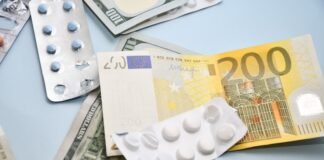 La trampa fiscal de la inflación: cuando reducir impuestos no soluciona el problema de fondo a bunch of pills sitting on top of a pile of money