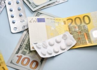 La trampa fiscal de la inflación: cuando reducir impuestos no soluciona el problema de fondo a bunch of pills sitting on top of a pile of money
