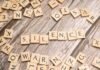 La Crisis Silenciosa de la Educación: Docentes Españoles Denuncian el Deterioro de las Competencias Básicas scrabble tiles spelling out the word science on a wooden surface