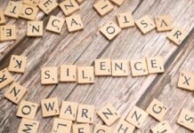 La Crisis Silenciosa de la Educación: Docentes Españoles Denuncian el Deterioro de las Competencias Básicas scrabble tiles spelling out the word science on a wooden surface
