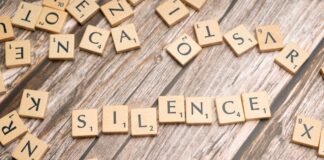 La Crisis Silenciosa de la Educación: Docentes Españoles Denuncian el Deterioro de las Competencias Básicas scrabble tiles spelling out the word science on a wooden surface