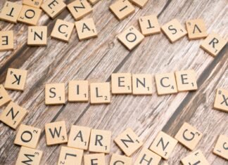 La Crisis Silenciosa de la Educación: Docentes Españoles Denuncian el Deterioro de las Competencias Básicas scrabble tiles spelling out the word science on a wooden surface