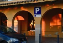 El VAR en el punto de mira tras el polémico caso Amrabat en el Betis-Oviedo A parking spot is visible under arches.