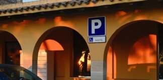 El VAR en el punto de mira tras el polémico caso Amrabat en el Betis-Oviedo A parking spot is visible under arches.