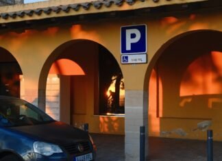 El VAR en el punto de mira tras el polémico caso Amrabat en el Betis-Oviedo A parking spot is visible under arches.