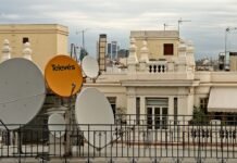 La televisión española revela sus contrastes: éxitos consolidados frente a desafíos de audiencia white and orange street sign near white concrete building during daytime