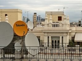 La televisión española revela sus contrastes: éxitos consolidados frente a desafíos de audiencia white and orange street sign near white concrete building during daytime