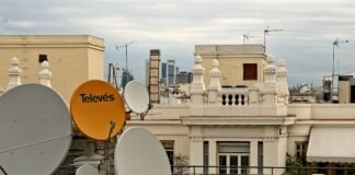 La televisión española revela sus contrastes: éxitos consolidados frente a desafíos de audiencia white and orange street sign near white concrete building during daytime