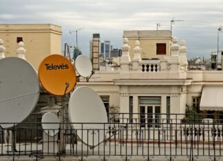 La televisión española revela sus contrastes: éxitos consolidados frente a desafíos de audiencia white and orange street sign near white concrete building during daytime