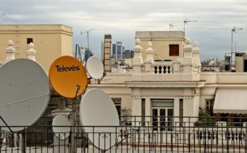 La televisión española revela sus contrastes: éxitos consolidados frente a desafíos de audiencia white and orange street sign near white concrete building during daytime