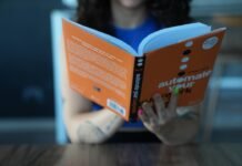 El futuro del trabajo autónomo en España: hacia una mayor representación institucional a woman sitting at a table reading a book