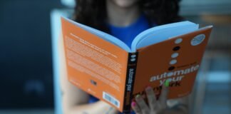 El futuro del trabajo autónomo en España: hacia una mayor representación institucional a woman sitting at a table reading a book